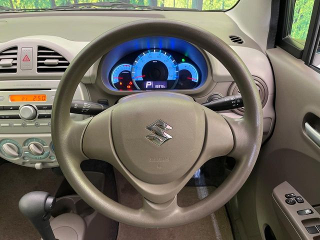 �C���e���A�ɍ��킹���f�U�C���̃X�e�A�����O�́A�^�]�������̂��Ƃ��l���A�^�]���₷���`��A�傫���ł��B�����x�A���ۂɐG���Ă��m���߂��������B