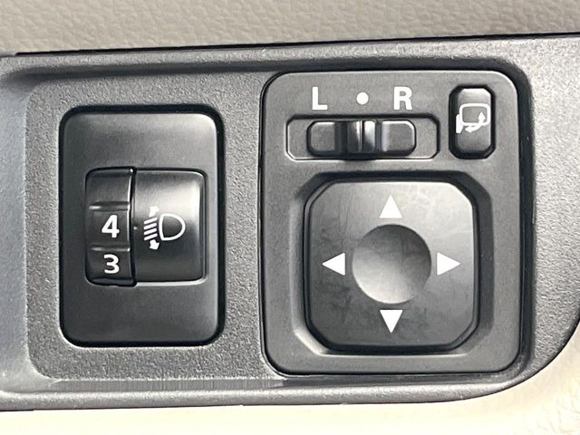 【電動格納ミラー】サイドミラーは電動格納式となっており、狭い駐車場でもキズがつくリスクを抑えられます。