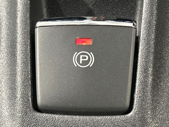 【電動パーキングブレーキ】パーキングブレーキは便利な電動式!ボタン一つで操作でき、アクセルを踏めば自動で解除されます♪レバーやペダルが無いので運転席廻りもすっきりしますね♪