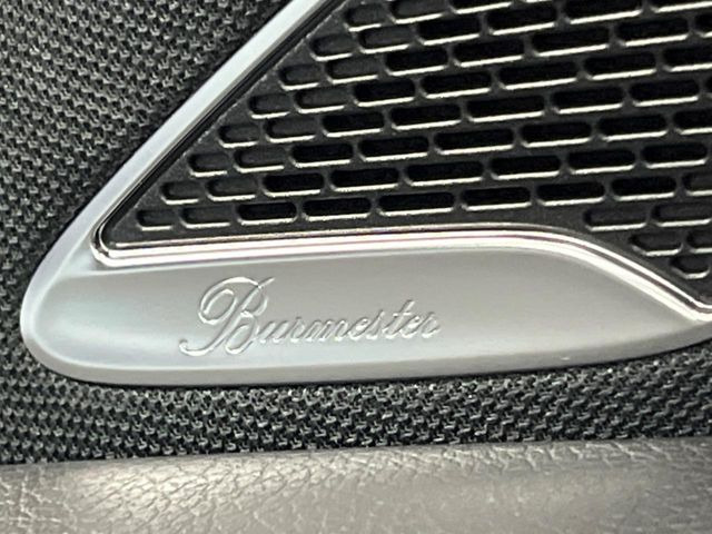 ●Burmesterサラウンドシステム:ハイエンドオーディオ専門メーカーが手掛ける車専用のプレミアムスピーカーを装備。多数のスピーカーから、音の粒立ちまで分かる高品質な音楽をお楽しみいただけます。