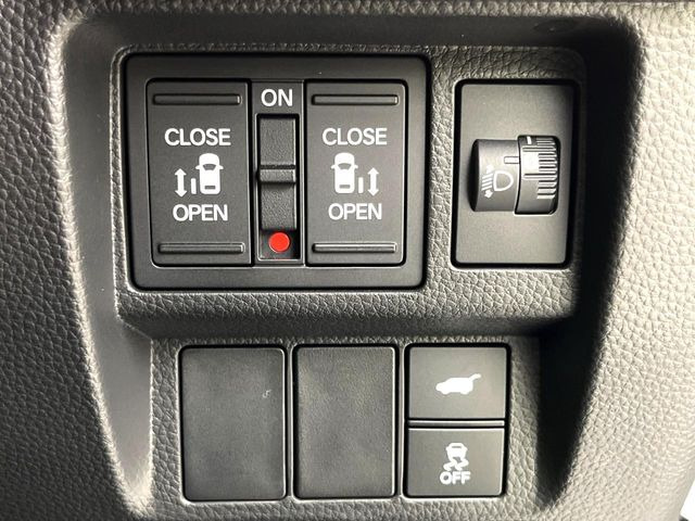 【両側パワースライドドア】スマートキーや運転席のスイッチで後席両側スライドドアの開閉が可能♪電動だから力を入れてドアを開ける必要が無く、小さなお子様でも簡単に開け閉めでき快適です♪