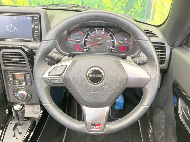 �C���e���A�ɍ��킹���f�U�C���̃X�e�A�����O�́A�^�]�������̂��Ƃ��l���A�^�]���₷���`��A�傫���ł��B�����x�A���ۂɐG���Ă��m���߂��������B