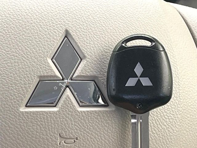 【キーレス】少し離れた場所からでもボタン一つでドアの開錠・施錠ができるのでとっても便利!ドアの鍵穴周りに傷をつけることもありません♪