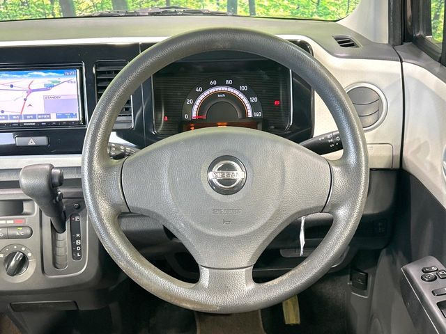 インテリアに合わせたデザインのステアリングは、運転される方のことも考え、運転しやすい形状、大きさです。是非一度、実際に触ってお確かめください。