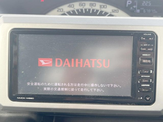 【純正ナビ】人気の純正ナビを装備しております。ナビの使いやすさはもちろん、オーディオ機能も充実!キャンプや旅行はもちろん、通勤や買い物など普段のドライブも楽しくなるはず♪