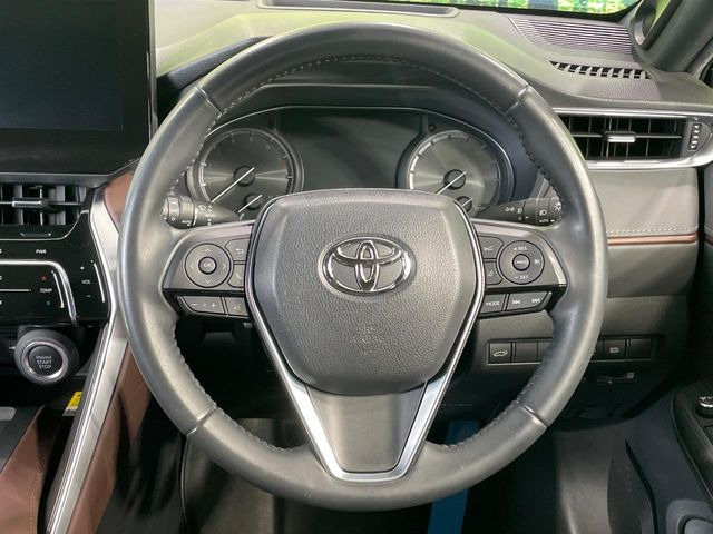 インテリアに合わせたデザインのステアリングは、運転される方のことも考え、運転しやすい形状、大きさです。是非一度、実際に触ってお確かめください。