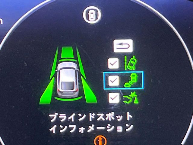 【ブラインドスポットインフォメーション】走行中、ドアミラーの死角になりやすい箇所に後続車が接近するとサイドミラー付近に警告を表示、ドライバーに注意喚起をしてくれます。
