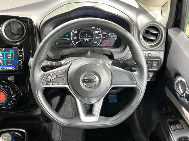 �C���e���A�ɍ��킹���f�U�C���̃X�e�A�����O�́A�^�]�������̂��Ƃ��l���A�^�]���₷���`��A�傫���ł��B�����x�A���ۂɐG���Ă��m���߂��������B