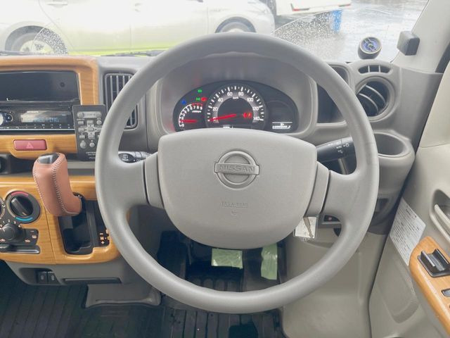 �C���e���A�ɍ��킹���f�U�C���̃X�e�A�����O�́A�^�]�������̂��Ƃ��l���A�^�]���₷���`��A�傫���ł��B�����x�A���ۂɐG���Ă��m���߂��������B