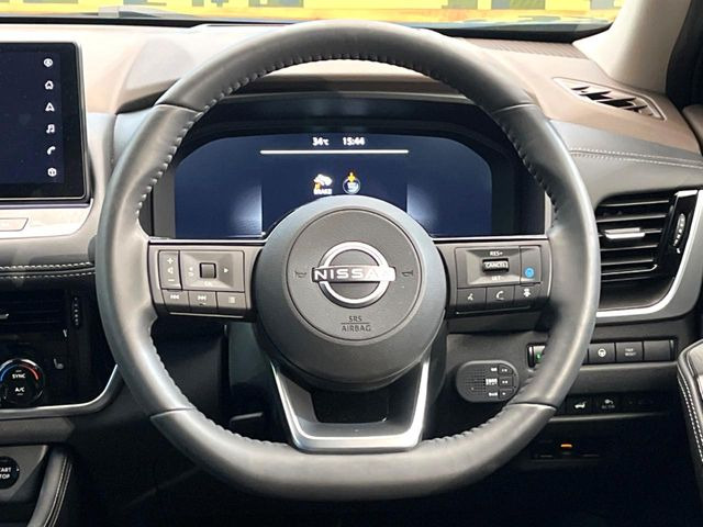 �C���e���A�ɍ��킹���f�U�C���̃X�e�A�����O�́A�^�]�������̂��Ƃ��l���A�^�]���₷���`��A�傫���ł��B�����x�A���ۂɐG���Ă��m���߂��������B