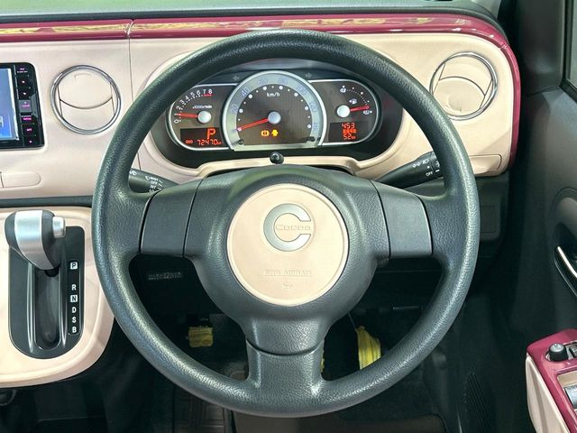 �C���e���A�ɍ��킹���f�U�C���̃X�e�A�����O�́A�^�]�������̂��Ƃ��l���A�^�]���₷���`��A�傫���ł��B�����x�A���ۂɐG���Ă��m���߂��������B