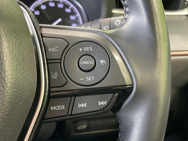 【レーダークルーズコントロール】高速道路での長距離走行が楽に!!自動で速度を保つクルーズコントロールが、衝突軽減システムと連携し、前方の車両を感知して車間を保つように速度調節してくれます!!
