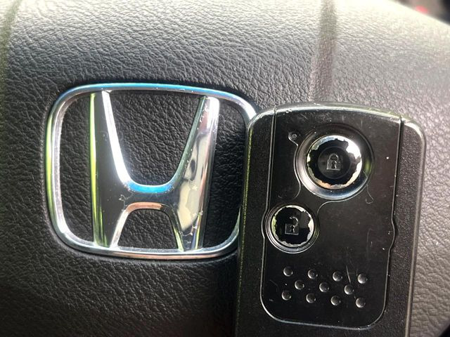 �yHonda�X�}�[�g�L�[�z�J�o����|�P�b�g�ɓ��ꂽ�܂܂ł��h�A�̎{���E�������\�ȃX�}�[�g�L�[�𑕔��B�G���W���̃I���E�I�t�����J�M�����o���K�v����������Ƃ��Ă��֗��ł���