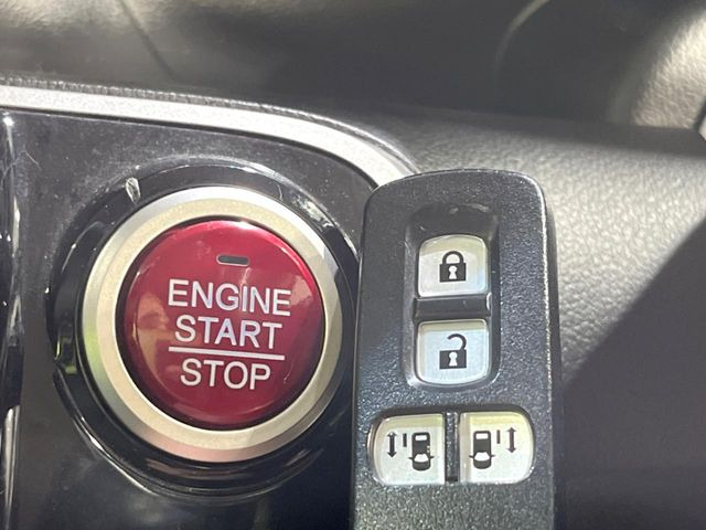 �yHonda�X�}�[�g�L�[�z�J�o����|�P�b�g�ɓ��ꂽ�܂܂ł��h�A�̎{���E�������\�ȃX�}�[�g�L�[�𑕔��B�G���W���̃I���E�I�t�����J�M�����o���K�v����������Ƃ��Ă��֗��ł���