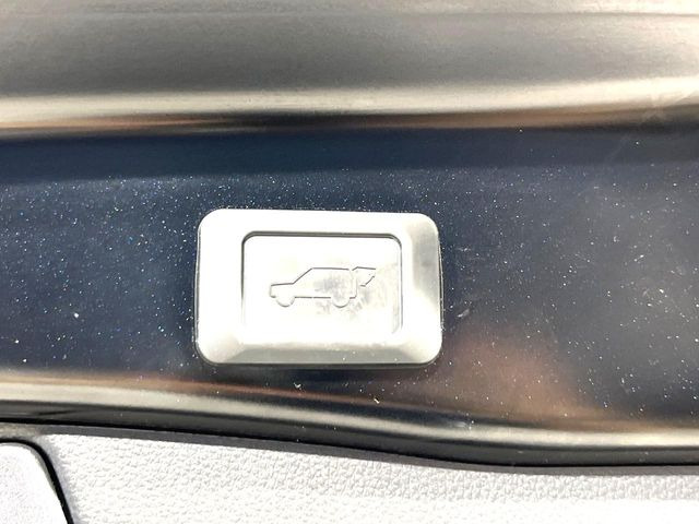 【パワーバックドア】スマートキーや運転席のボタンを押すだけでリアゲートが自動で開閉します!荷物を持っている時や、高い位置にあるバックドアを閉める際に便利な機能です♪