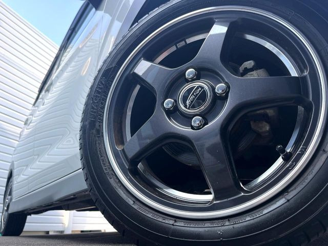 �y15�C���`�A���~�z�C�[���z�O�ςɃ}�b�`�����A���~�z�C�[���𑕒����Ă���܂��B�e��A���~�z�C�[����A�X�^�b�h���X�^�C�����戵�����Ă���܂��B���񂲑��k����������