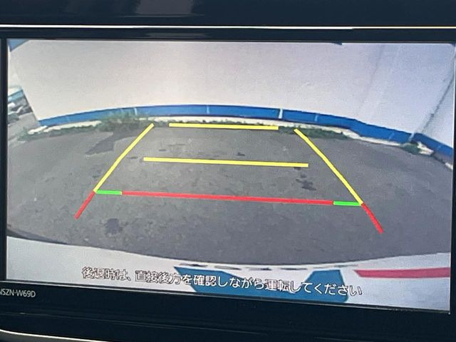 【バックカメラ】駐車時に後方がリアルタイム映像で確認できます。大型商業施設や立体駐車場での駐車時や、夜間のバック時に大活躍!運転スキルに関わらず、今や必須となった装備のひとつです!