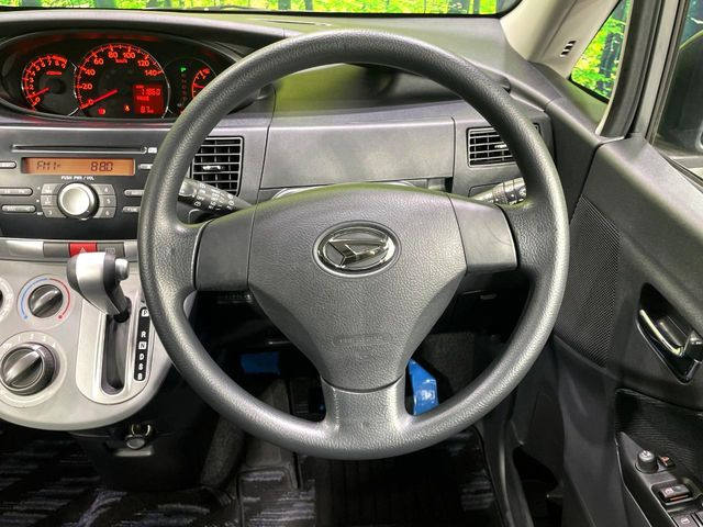 �C���e���A�ɍ��킹���f�U�C���̃X�e�A�����O�́A�^�]�������̂��Ƃ��l���A�^�]���₷���`��A�傫���ł��B�����x�A���ۂɐG���Ă��m���߂��������B