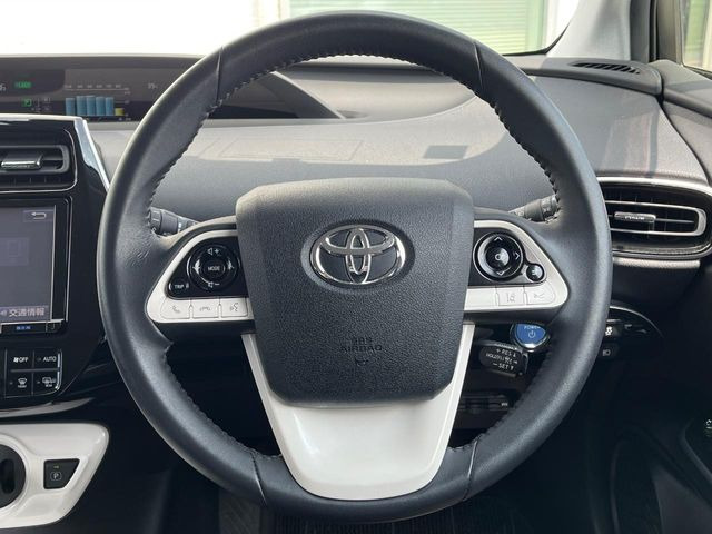 �C���e���A�ɍ��킹���f�U�C���̃X�e�A�����O�́A�^�]�������̂��Ƃ��l���A�^�]���₷���`��A�傫���ł��B�����x�A���ۂɐG���Ă��m���߂��������B
