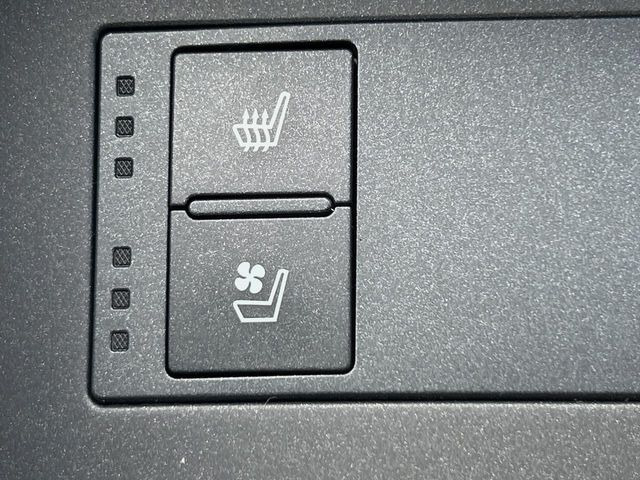 【シートヒーター&ベンチレーション】夏場は涼しい風でお尻や背中の熱やムレを防ぎ、冬はエアコンよりも早く温まってポカポカに!季節を問わず快適に過ごせます。