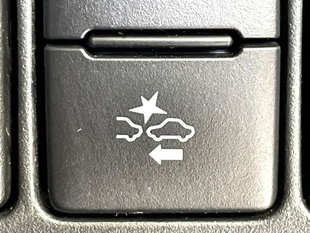 【トヨタセーフティセンス】走行中に前方の車両等を認識し、衝突しそうな時は警報とブレーキで衝突回避と被害軽減をアシスト。より安全にドライブをお楽しみいただけます。