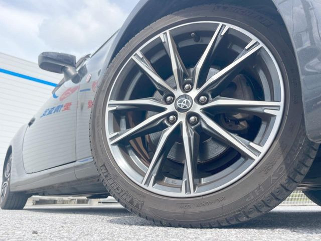 �y�����A���~�z�C�[���z�O�ςɃ}�b�`���������A���~�z�C�[���𑕒����Ă���܂��B�e��ЊO�A���~�z�C�[����A�X�^�b�h���X�^�C�����戵�����Ă���܂��B���񂲑��k����������