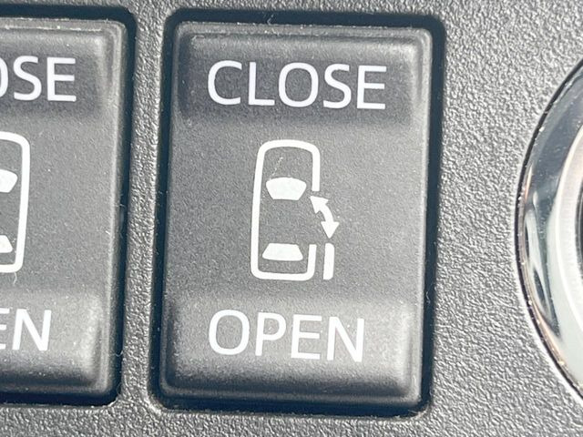 【両側パワースライドドア】スマートキーや運転席のスイッチで後席両側スライドドアの開閉が可能♪電動だから力を入れてドアを開ける必要が無く、小さなお子様でも簡単に開け閉めでき快適です♪