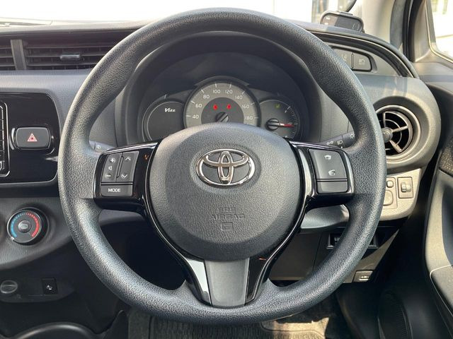 �C���e���A�ɍ��킹���f�U�C���̃X�e�A�����O�́A�^�]�������̂��Ƃ��l���A�^�]���₷���`��A�傫���ł��B�����x�A���ۂɐG���Ă��m���߂��������B