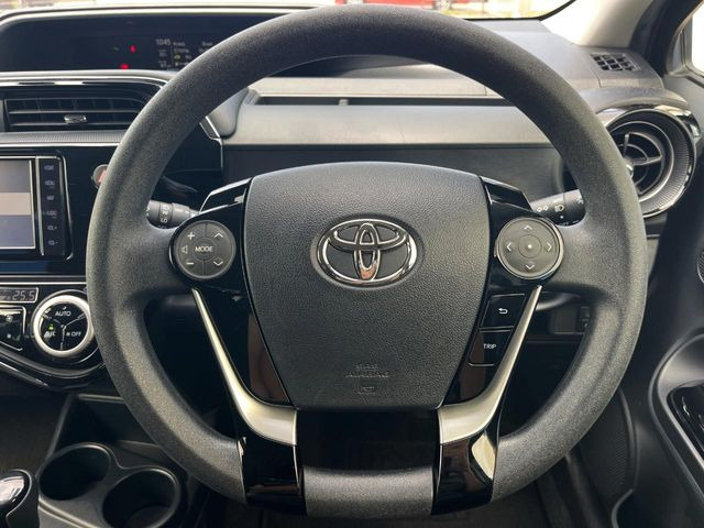 インテリアに合わせたデザインのステアリングは、運転される方のことも考え、運転しやすい形状、大きさです。是非一度、実際に触ってお確かめください。