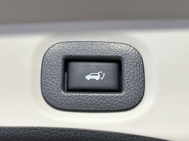 【パワーバックドア】スマートキーや運転席のボタンを押すだけでリアゲートが自動で開閉します!荷物を持っている時や、高い位置にあるバックドアを閉める際に便利な機能です♪