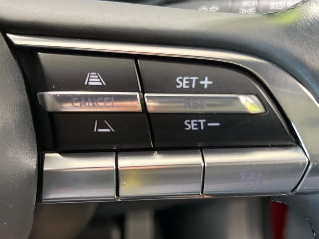 【マツダ・レーダークルーズコントロール】高速道路での長距離走行が楽に!自動で速度を保つクルーズコントロールが、衝突軽減システムと連携し、前方の車両を感知して車間を保つように速度調節してくれます!!
