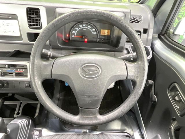 �C���e���A�ɍ��킹���f�U�C���̃X�e�A�����O�́A�^�]�������̂��Ƃ��l���A�^�]���₷���`��A�傫���ł��B�����x�A���ۂɐG���Ă��m���߂��������B