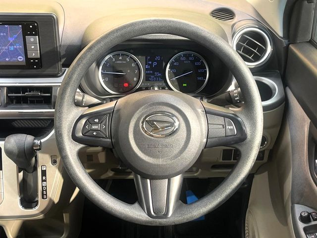 �C���e���A�ɍ��킹���f�U�C���̃X�e�A�����O�́A�^�]�������̂��Ƃ��l���A�^�]���₷���`��A�傫���ł��B�����x�A���ۂɐG���Ă��m���߂��������B