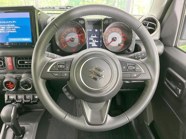 �C���e���A�ɍ��킹���f�U�C���̃X�e�A�����O�́A�^�]�������̂��Ƃ��l���A�^�]���₷���`��A�傫���ł��B�����x�A���ۂɐG���Ă��m���߂��������B