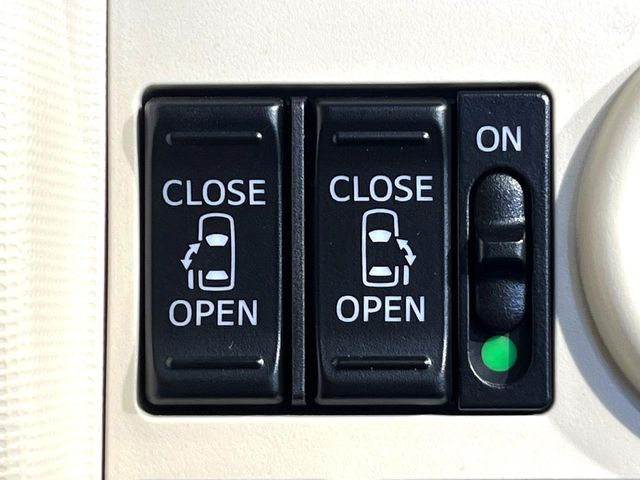 【両側パワースライドドア】スマートキーや運転席のスイッチで後席両側スライドドアの開閉が可能♪電動だから力を入れてドアを開ける必要が無く、小さなお子様でも簡単に開け閉めでき快適です♪