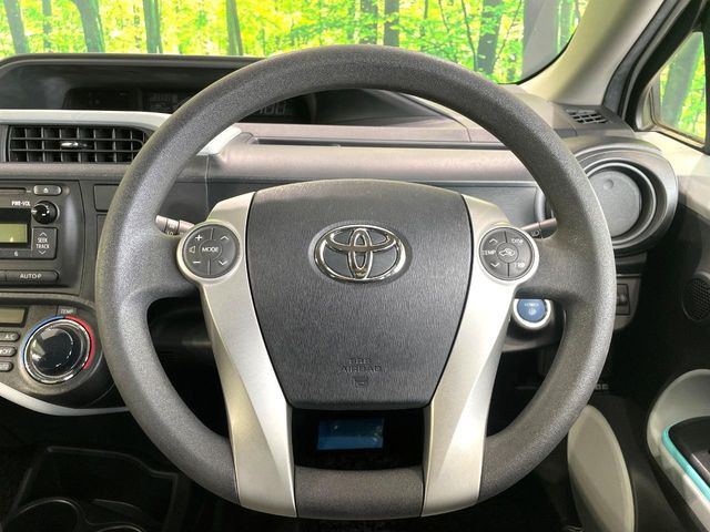 �C���e���A�ɍ��킹���f�U�C���̃X�e�A�����O�́A�^�]�������̂��Ƃ��l���A�^�]���₷���`��A�傫���ł��B�����x�A���ۂɐG���Ă��m���߂��������B