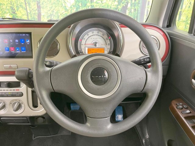 �C���e���A�ɍ��킹���f�U�C���̃X�e�A�����O�́A�^�]�������̂��Ƃ��l���A�^�]���₷���`��A�傫���ł��B�����x�A���ۂɐG���Ă��m���߂��������B