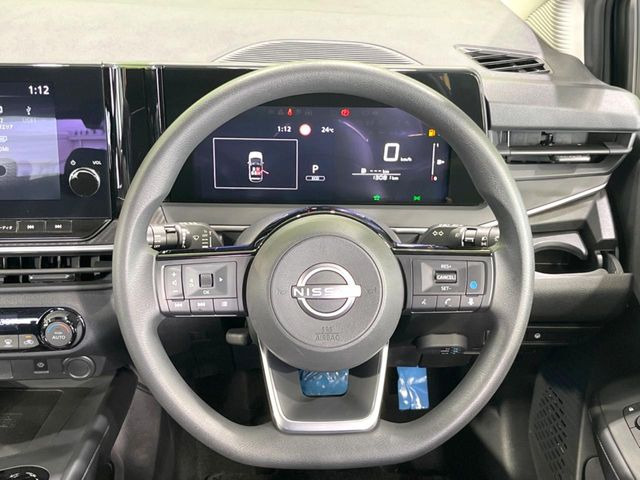 �C���e���A�ɍ��킹���f�U�C���̃X�e�A�����O�́A�^�]�������̂��Ƃ��l���A�^�]���₷���`��A�傫���ł��B�����x�A���ۂɐG���Ă��m���߂��������B