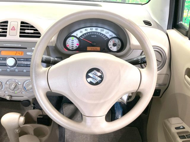 �C���e���A�ɍ��킹���f�U�C���̃X�e�A�����O�́A�^�]�������̂��Ƃ��l���A�^�]���₷���`��A�傫���ł��B�����x�A���ۂɐG���Ă��m���߂��������B
