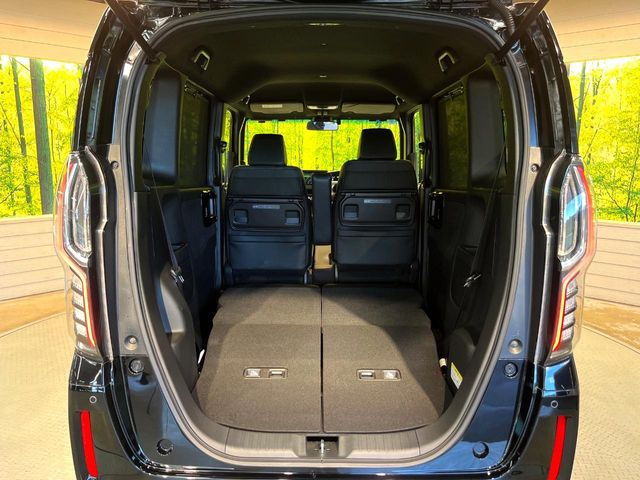 普段のお買い物や通勤、送迎等に十分な荷室スペースを確保しております。セカンドシートを倒すと、大きな荷物の積載も可能です♪