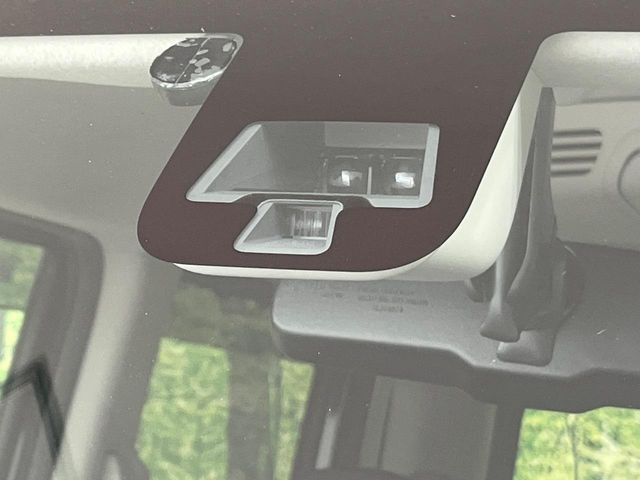 【エマージェンシーブレーキ】走行中に前方の車両等を認識し、衝突しそうな時は警報とブレーキで衝突回避と被害軽減をアシスト。より安全にドライブをお楽しみいただけます。