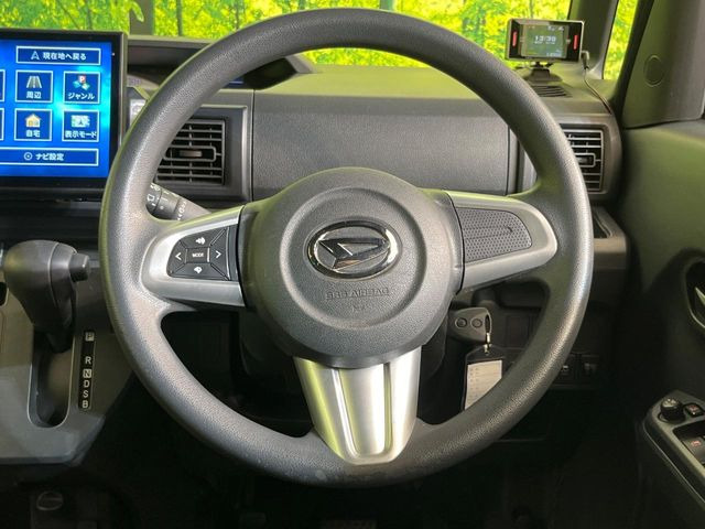 �C���e���A�ɍ��킹���f�U�C���̃X�e�A�����O�́A�^�]�������̂��Ƃ��l���A�^�]���₷���`��A�傫���ł��B�����x�A���ۂɐG���Ă��m���߂��������B