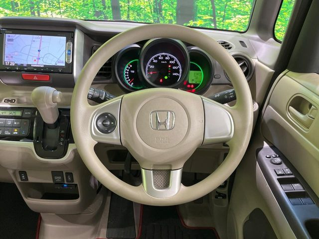 インテリアに合わせたデザインのステアリングは、運転される方のことも考え、運転しやすい形状、大きさです。是非一度、実際に触ってお確かめください。