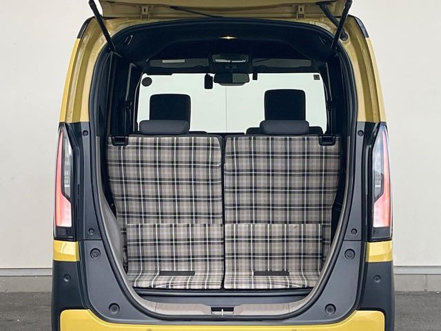 普段のお買い物や通勤、送迎等に十分な荷室スペースを確保しております。セカンドシートを倒すと、大きな荷物の積載も可能です♪
