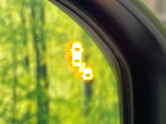 【ブラインドスポットインフォメーション】走行中、ドアミラーの死角になりやすい箇所に後続車が接近するとサイドミラー付近に警告を表示、ドライバーに注意喚起をしてくれます。