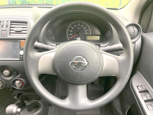 �C���e���A�ɍ��킹���f�U�C���̃X�e�A�����O�́A�^�]�������̂��Ƃ��l���A�^�]���₷���`��A�傫���ł��B�����x�A���ۂɐG���Ă��m���߂��������B