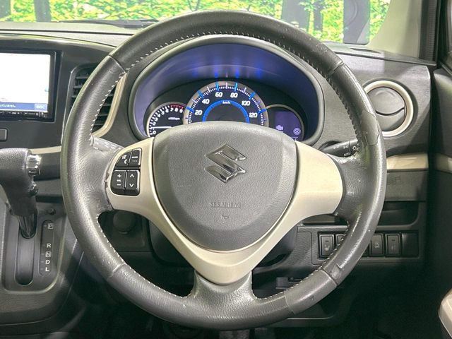 �C���e���A�ɍ��킹���f�U�C���̃X�e�A�����O�́A�^�]�������̂��Ƃ��l���A�^�]���₷���`��A�傫���ł��B�����x�A���ۂɐG���Ă��m���߂��������B