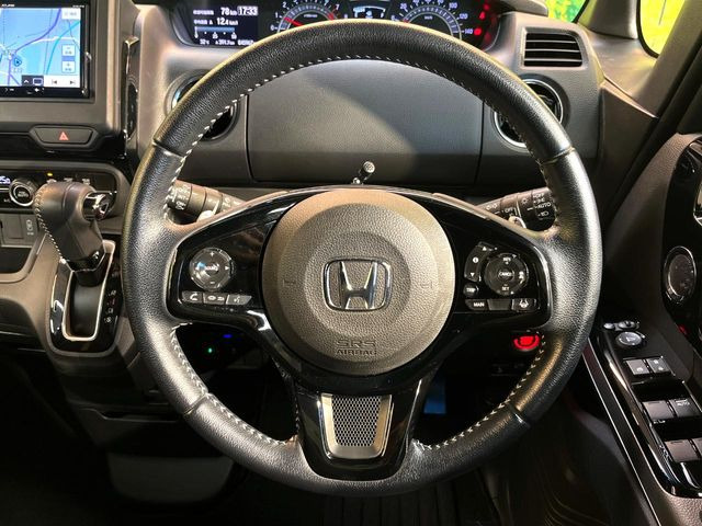 【純正革巻きステアリング】上質な革を使用することで、手にしっかり馴染みとても運転しやすいハンドルです♪