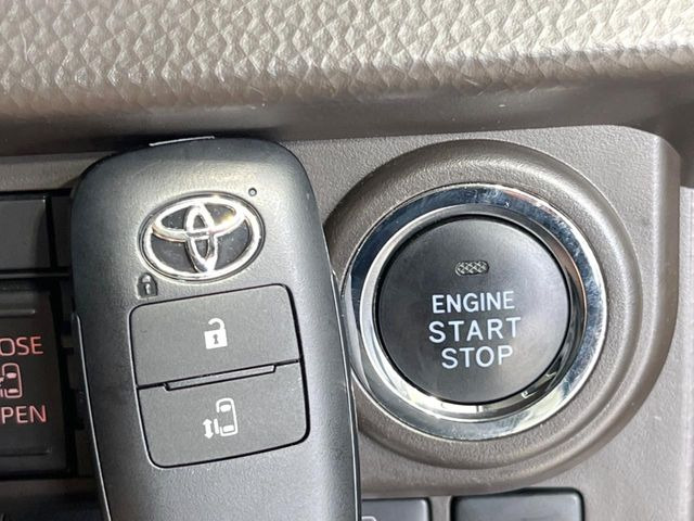 【スマートキー】カバンやポケットに入れたままでもドアの施錠・解錠が可能なスマートキーを装備。エンジンのオン・オフ時もカギを取り出す必要が無いからとっても便利です♪