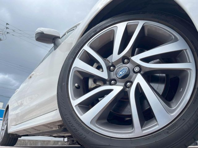 �y����18�C���`�A���~�z�C�[���z�O�ςɃ}�b�`���������A���~�z�C�[���𑕒����Ă���܂��B�e��ЊO�A���~�z�C�[����A�X�^�b�h���X�^�C�����戵�����Ă���܂��B���񂲑��k����������